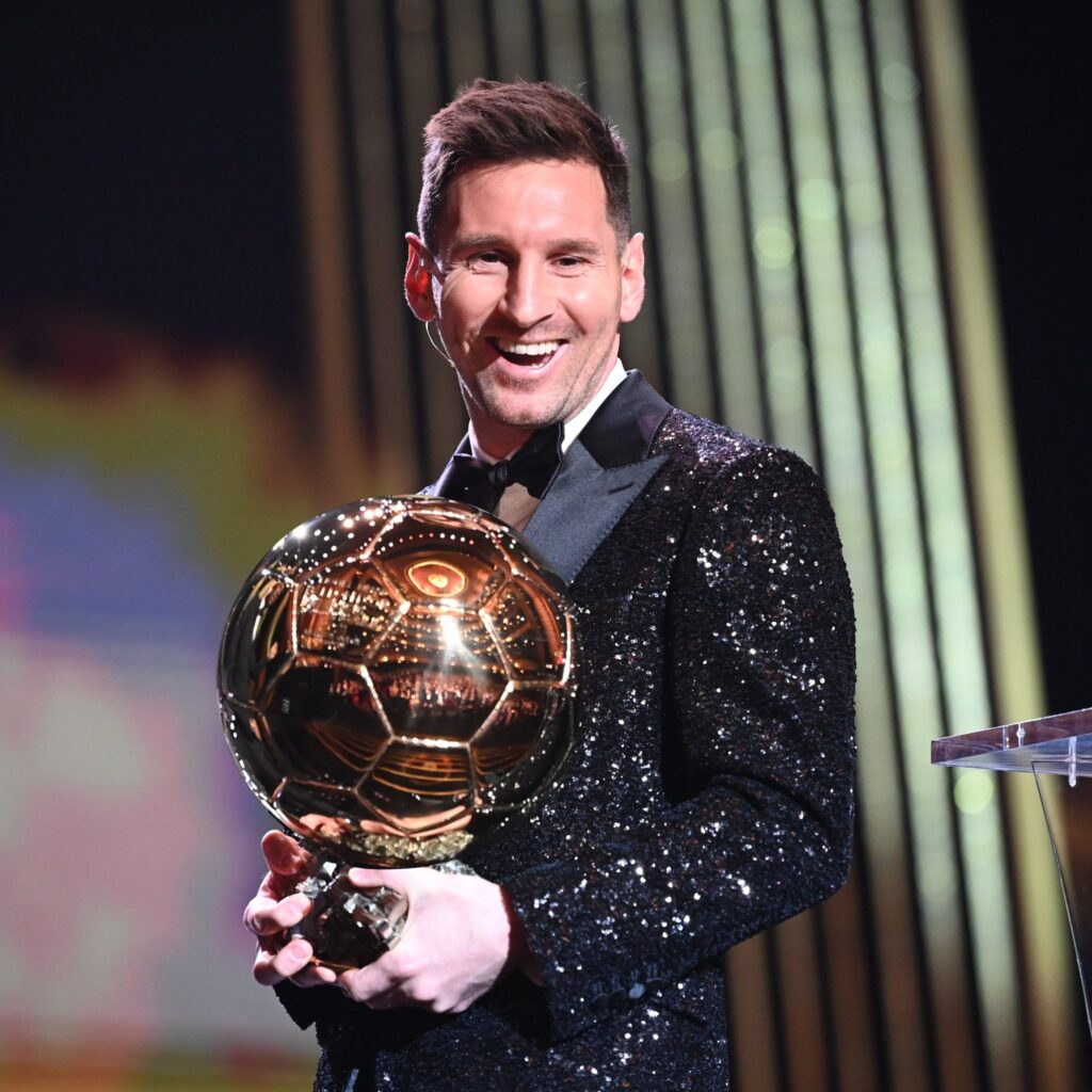 Messi amplia recorde e ganha 7ª Bola de Ouro da carreira