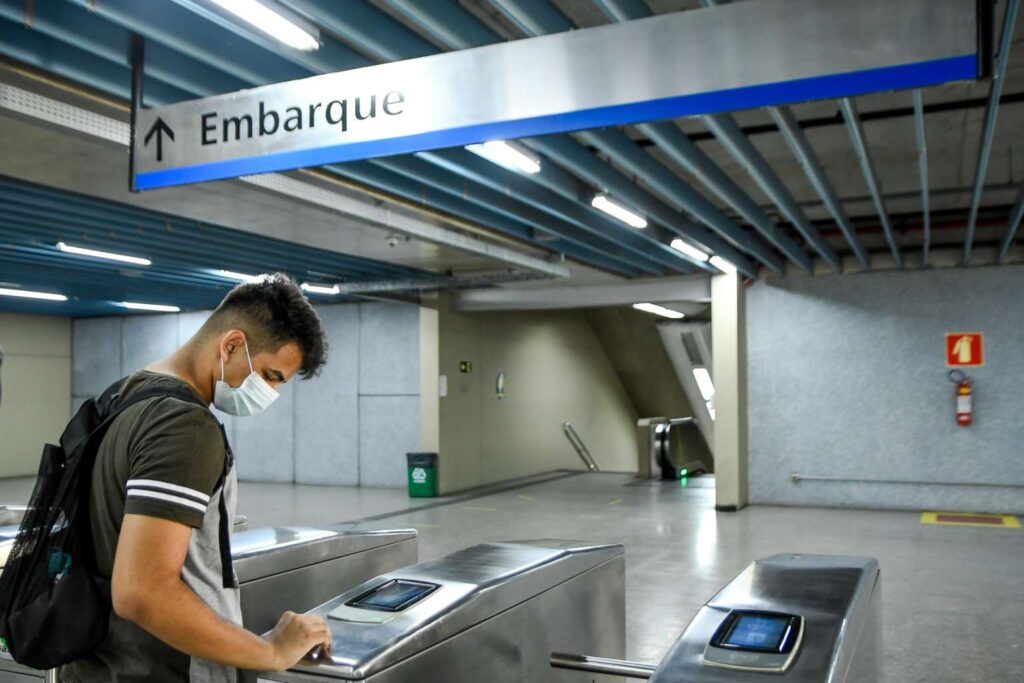 Estudantes têm até 31 de outubro para revalidar meia passagem no Metrô