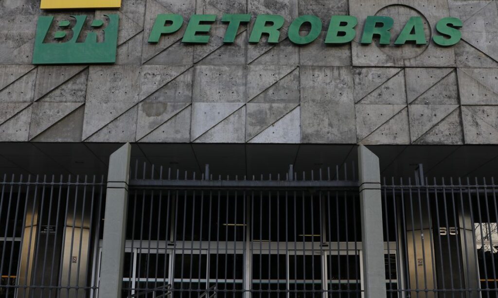 Petrobras eleva em 11,4% preço médio da querosene de aviação