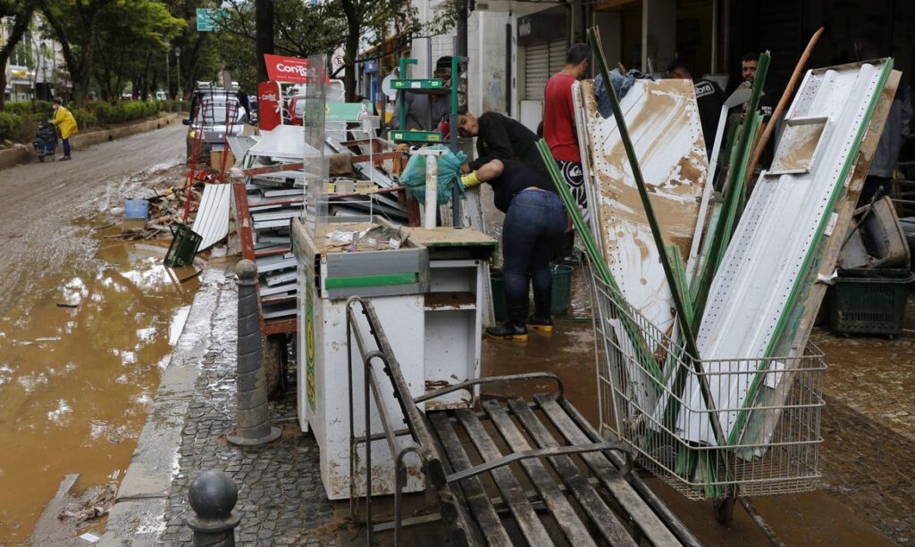 Polícia Civil identifica 143 vítimas de temporal em Petrópolis