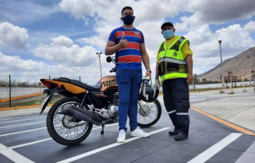 Michael Shumacher do Ceará é aprovado em exame de CNH no Detran