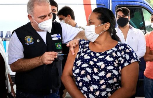 Covid-19: ministro da Saúde pede que se reforcem cuidados na vacinação