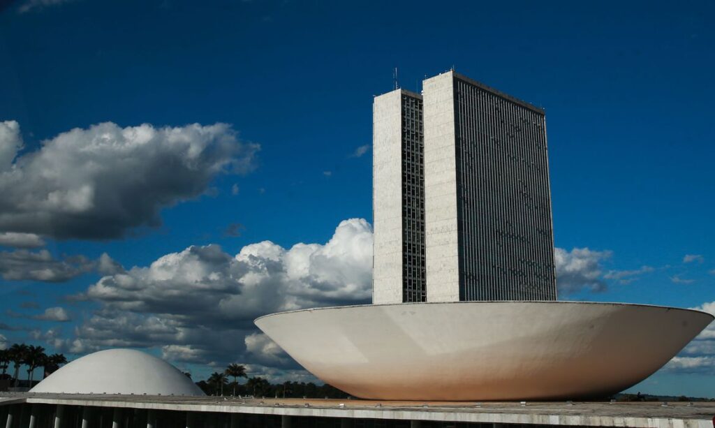 Congresso volta ao trabalho com pautas urgentes na mesa; auxílio emergencial é uma delas