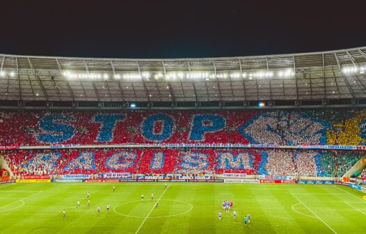 Torcida do Fortaleza exibe mosaico e cartazes antirracistas antes do jogo contra o River Plate: “Pare o racismo”