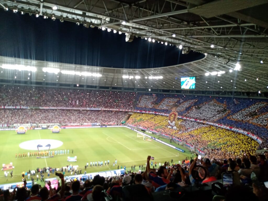 Com estádio lotado, torcida do Fortaleza exibe mosaico antes da final da Copa do Nordeste