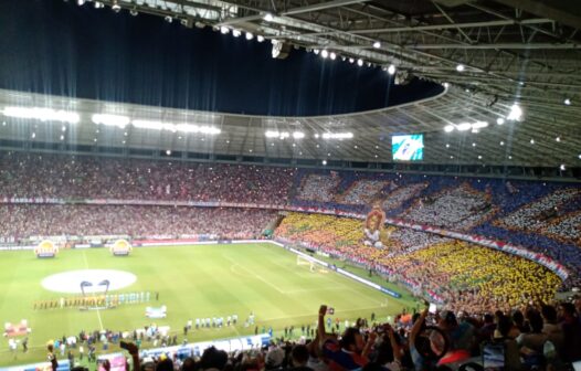 Com estádio lotado, torcida do Fortaleza exibe mosaico antes da final da Copa do Nordeste
