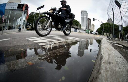 Motoqueiros precisam redobrar os cuidados neste período chuvoso