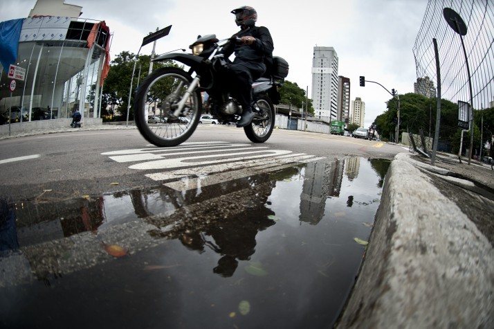 Motoqueiros precisam redobrar os cuidados neste período chuvoso