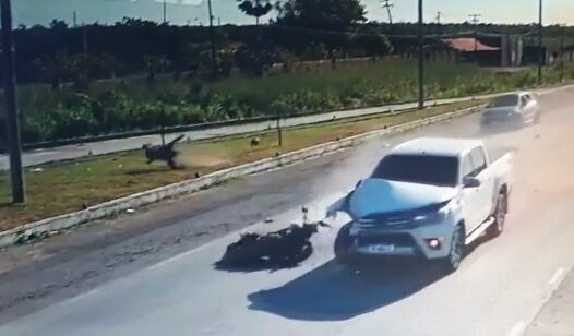 Motociclista é arremessado no ar e morre após ser atingido por carro que trafegava na contramão da BR-020