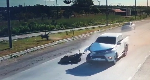 Motociclista é arremessado no ar e morre após ser atingido por carro que trafegava na contramão da BR-020