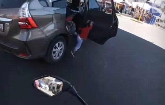 Vídeo: porta de carro abre e criança fica pendurada em avenida movimentada