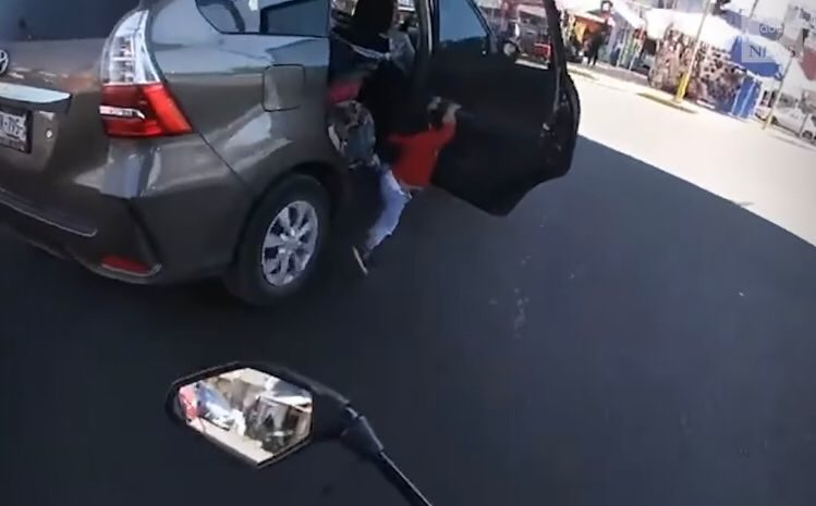 Motoqueiro filma momento em que criança cai do carro em movimento