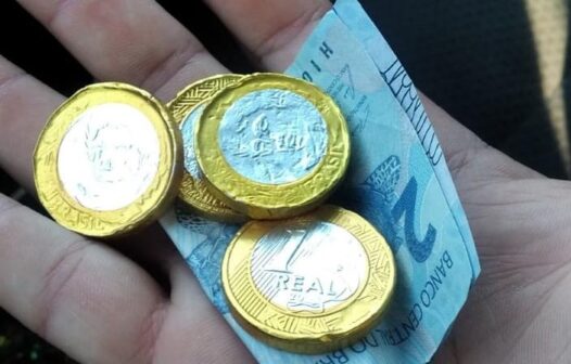 Motorista de app no Ceará recebe moedas de chocolate como pagamento; entenda