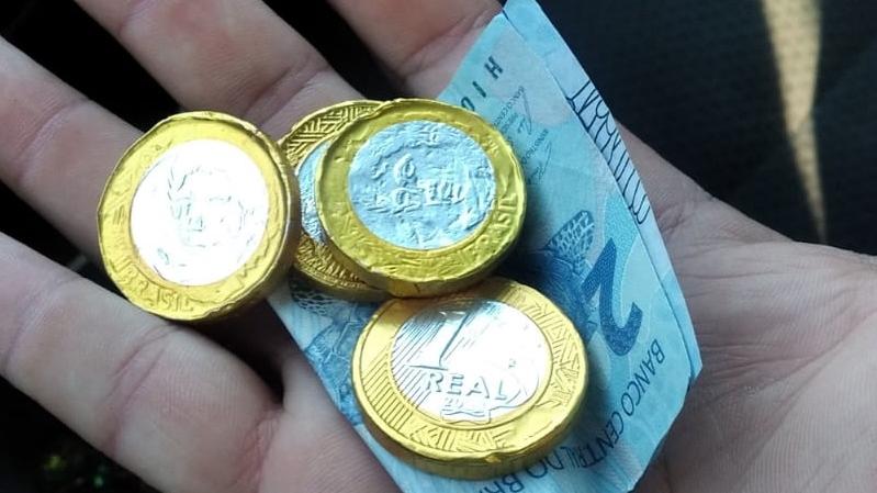 Motorista de app no Ceará recebe moedas de chocolate como pagamento; entenda