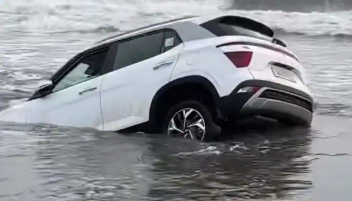 Após realizar manobras aleatórias na praia, turista acaba atolando carro alugado