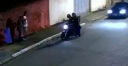 Vídeo: motorista atropela assaltantes após roubo de sobrinhos