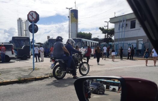 Motoristas de ônibus protestam por melhoria salarial no terminal do Papicu, em Fortaleza