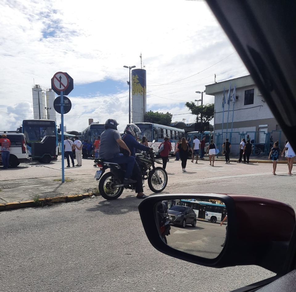 Motoristas de ônibus protestam por melhoria salarial no terminal do Papicu, em Fortaleza