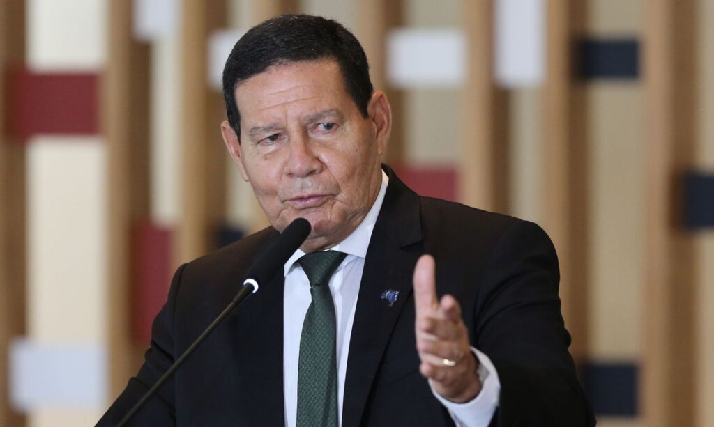 Mourão chama de politicagem embate entre Pazuello e Doria