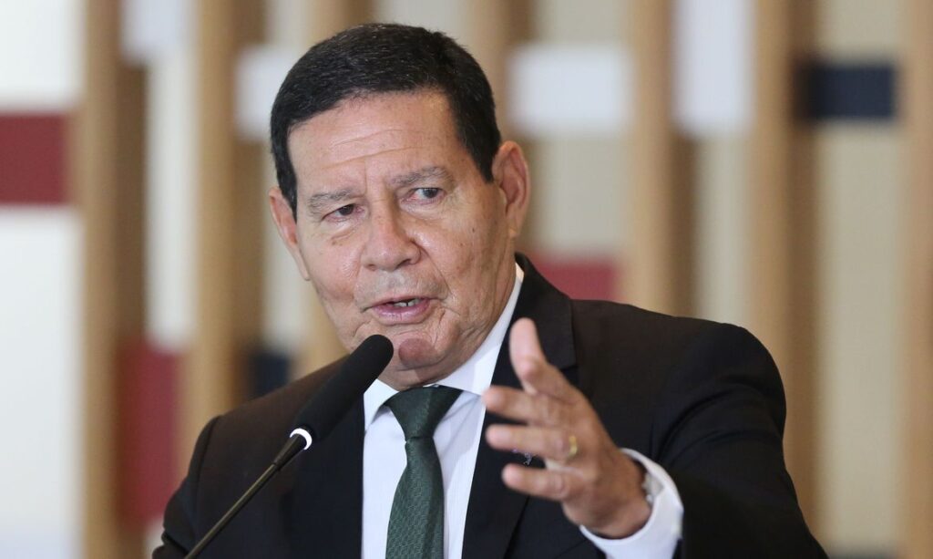 Com Covid-19, estado de saúde de Hamilton Mourão é bom