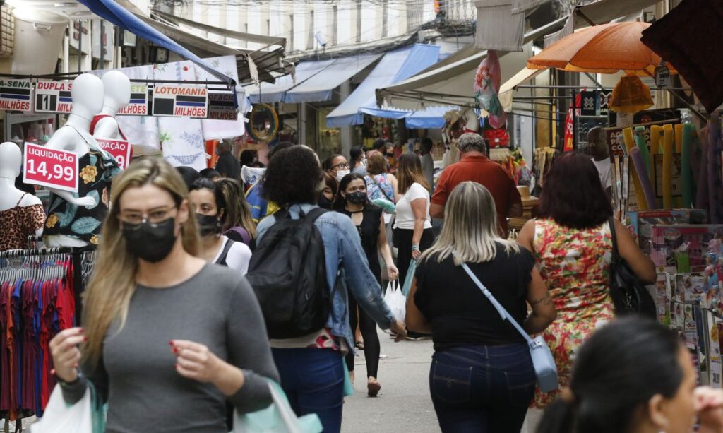 Confiança do consumidor sobe 4,1 pontos em agosto, diz FGV