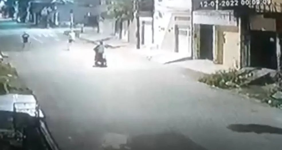 Mulher é abordada por dupla e tem moto levada em assalto