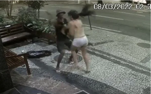 Mulher é esfaqueada em frente a um hotel em Copacabana, no Rio de Janeiro