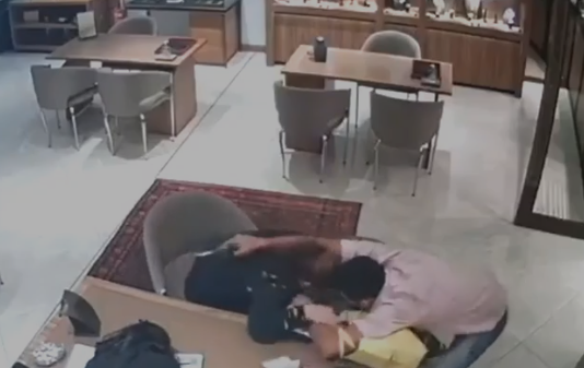 Mulher é supostamente usada de escudo humano e morre ao ser baleada em shopping de Fortaleza; veja vídeo