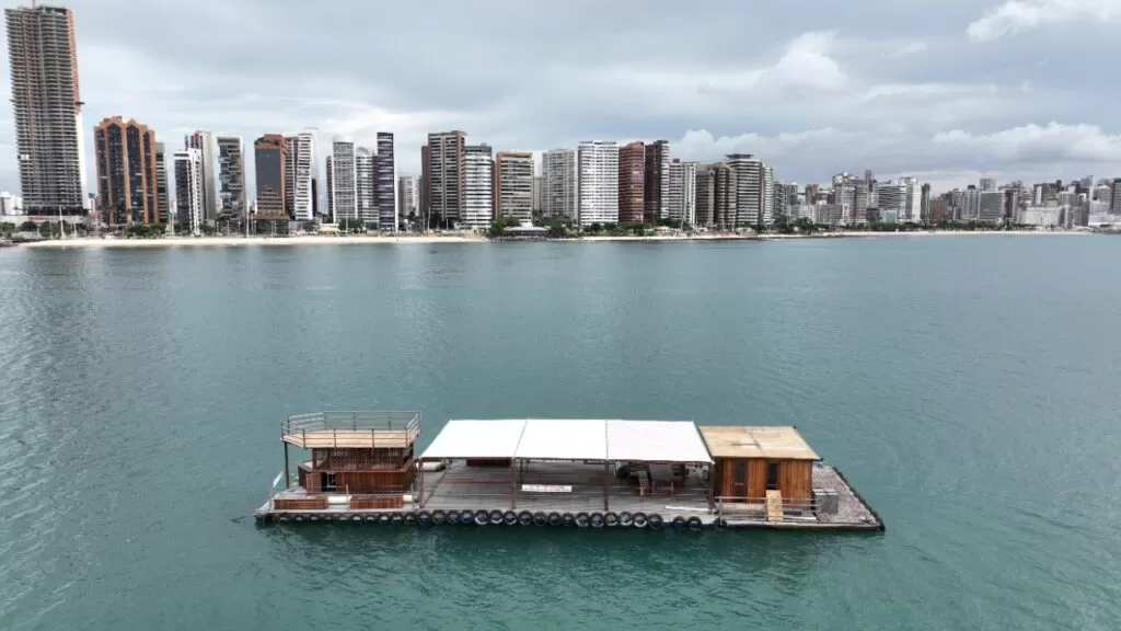 Na Beira Mar de Fortaleza, estrutura flutuante tem chamado a atenção da população