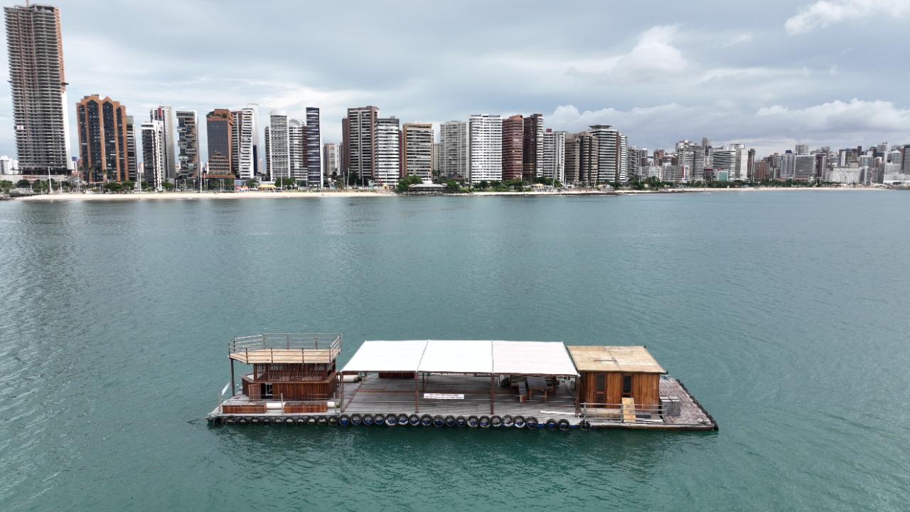 Na Beira Mar de Fortaleza, estrutura flutuante tem chamado a