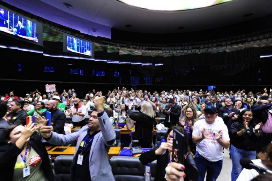 Na Câmara dos Deputados, enfermeiros e técnicos de enfermagem protestam por piso salarial