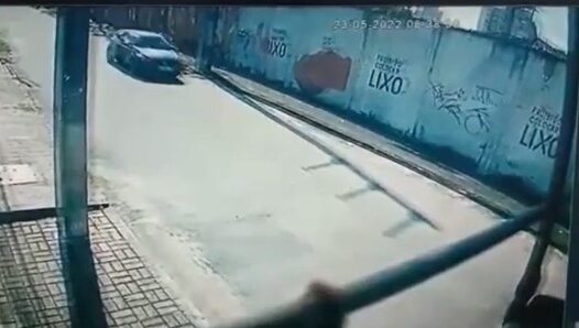 Vídeo: motorista passa a mão nas nádegas de adolescente de 16 anos em rua de Fortaleza