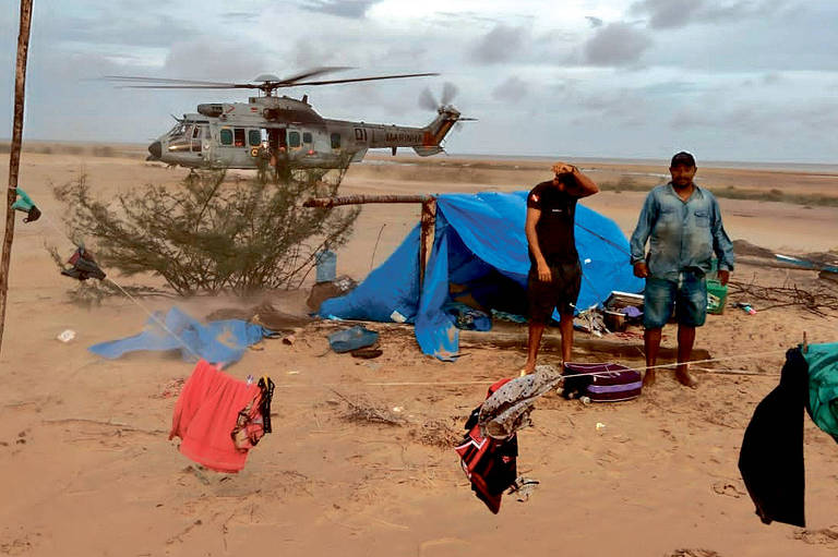 Náufragos são resgatados após lançar bilhete em garrafa no mar: "avise nossa família"