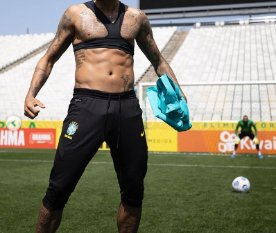 Neymar publica foto ironizando críticos