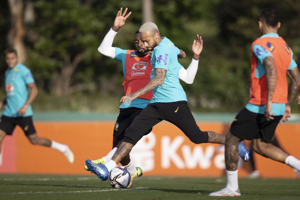 Neymar sente lesão em treino e desfalca a seleção brasileira no duelo contra a Argentina, de Messi