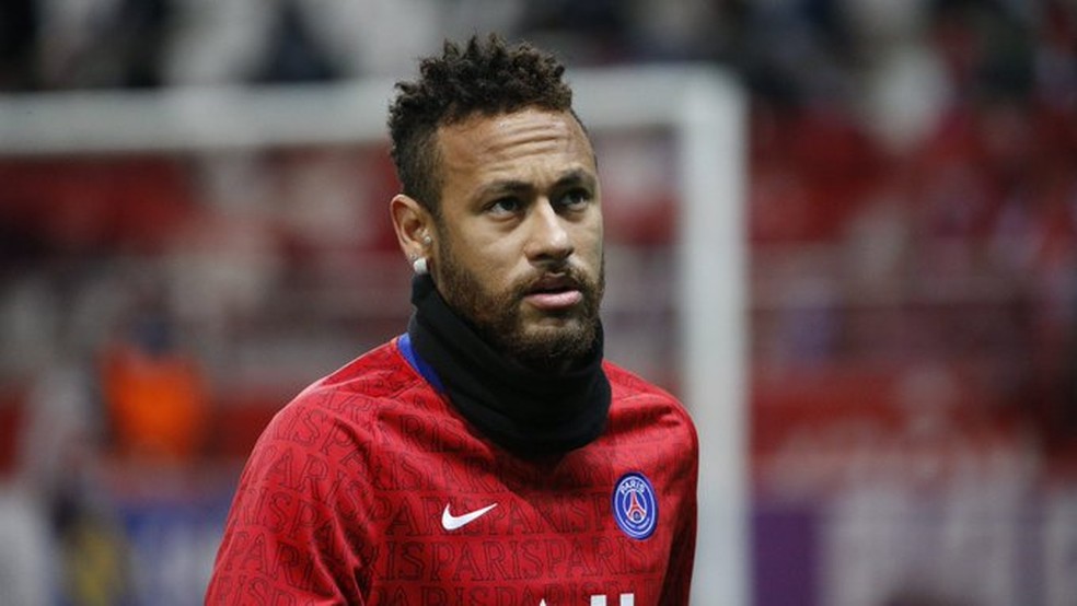 Neymar sofre lesão no tornozelo durante partida do PSG, neste domingo (28)