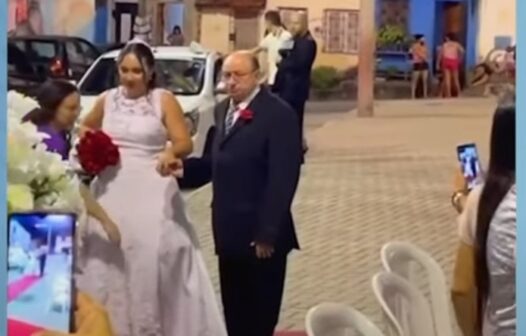 Noivos fazem casamento em praça pública de Fortaleza
