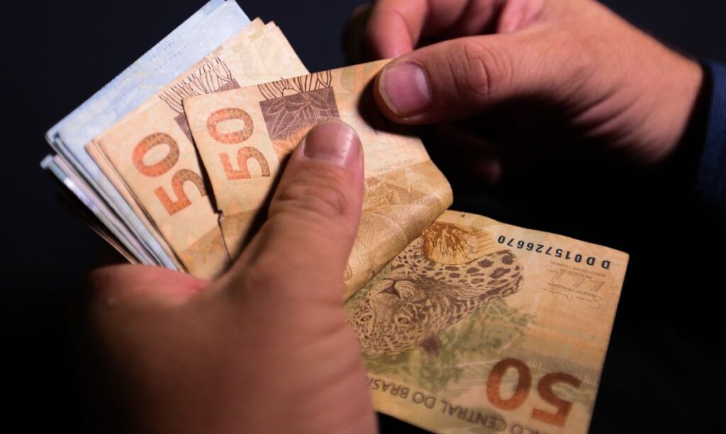 Novo auxílio paga R$ 550 para trabalhador; saiba se você tem direito e como solicitar