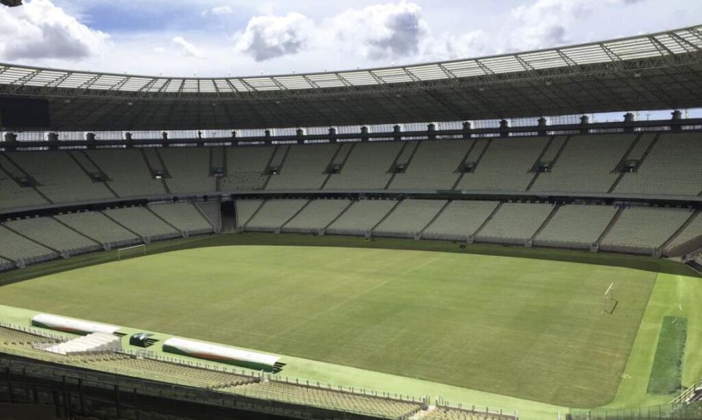 Novo decreto no Ceará Camilo autoriza jogos de futebol com 10% de público