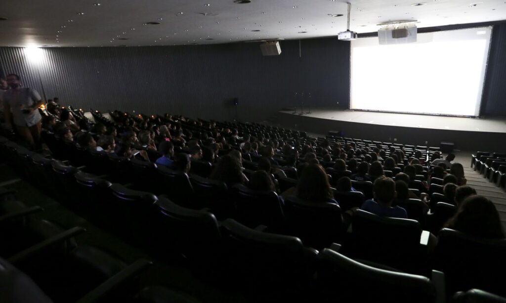 Novo decreto no Ceará: cinemas, museus e bibliotecas voltam a funcionar nesta segunda (14)
