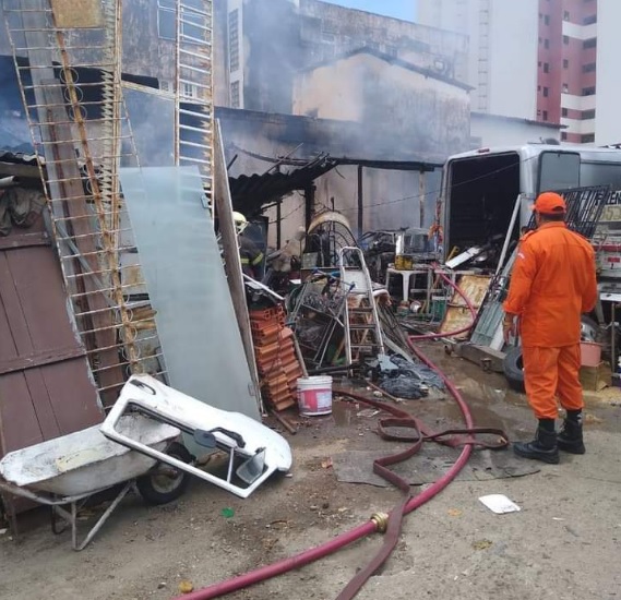 Oficina mecânica pega fogo no bairro Aldeota