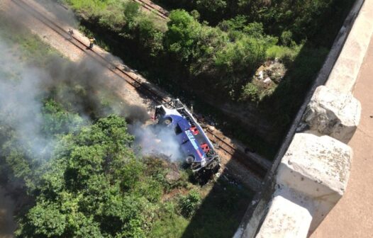 Ônibus cai de ponte de 15 metros e deixa 14 mortos em Minas Gerais