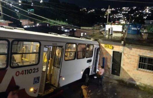 Vídeo: ônibus com passageiros invade casa ao descer ladeira