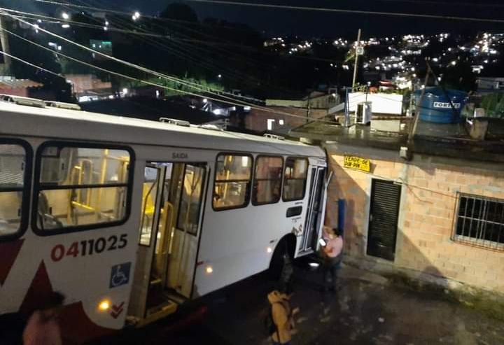 Vídeo: ônibus com passageiros invade casa ao descer ladeira