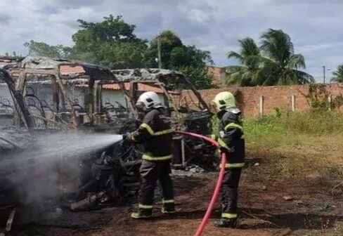 Ônibus da prefeitura de Tamboril são destruídos por incêndio