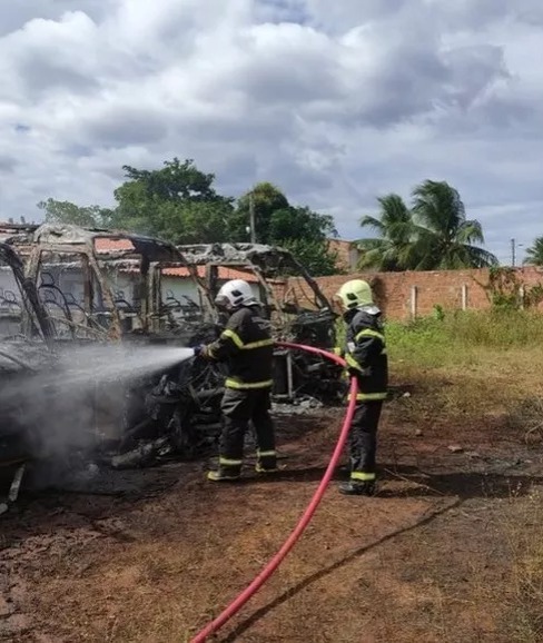 Ônibus da prefeitura de Tamboril são destruídos por incêndio