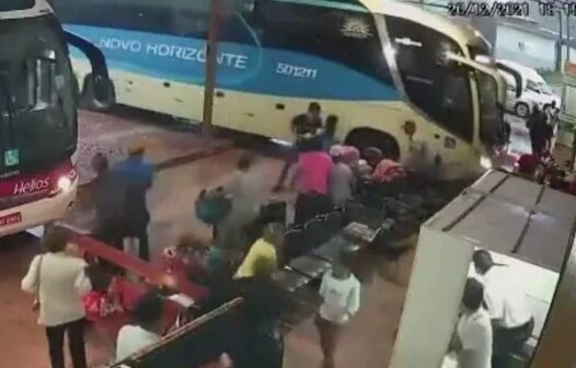 Ônibus invade área de embarque em rodoviária e assusta passageiros