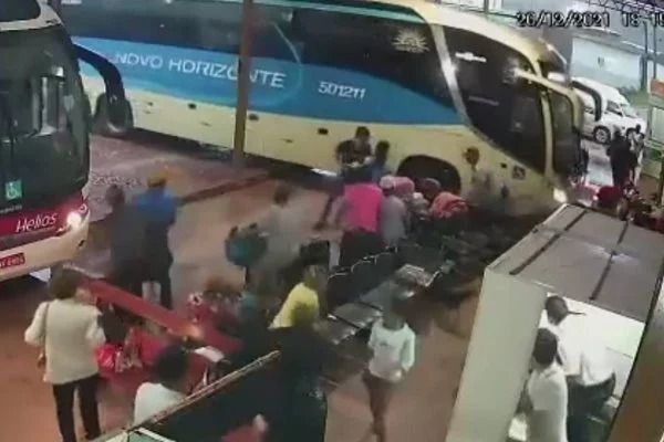 Ônibus invade área de embarque em rodoviária e assusta passageiros