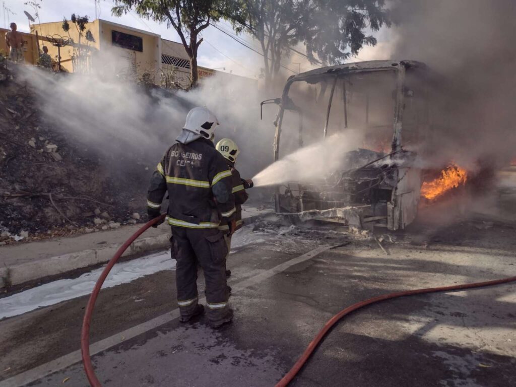 Bombeiros controlam chamas de ônibus que pegou fogo em Maranguape