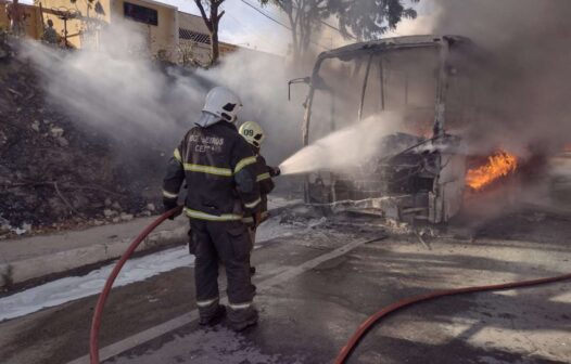 Bombeiros controlam chamas de ônibus que pegou fogo em Maranguape